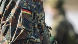 ABzeichen auf der Schulter eines Soldaten zeigt Deutschlandflagge und Dienstgrad