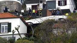 Ein Reisebus ist auf der Ferieninsel Madeira eine Böschung herunter gestürzt