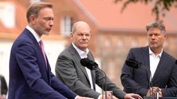 Finanzminister Christian Lindner (FDP), Bundeskanzler Olaf Scholz (SPD) und Wirtschaftsminister Christian Lindner (FDP) während eines Pressestatements. 