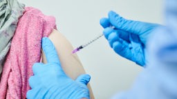Frau erhält Corona-Impfung