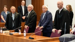 Christian Olearius nimmt mit seinen Anwälten im Gericht platz