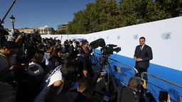 Pedro Sanchez, Ministerpräsident von Spanien, spricht mit Journalisten bei seiner Ankunft im Kongresspalast von Granada