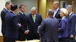 Staatschefs mehrerer Länder im Gespräch am Rande des EU-Gipfels