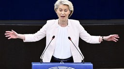 Ursula von der Leyen mit ausgebreiteten Armen am Renderpult im EU-Parlament