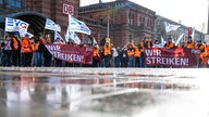 Demonstranten der Eisenbahn- und Verkehrsgewerkschaft (EVG) stehen mit Plakaten vor dem Hauptbahnhof Bremen.