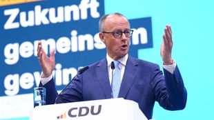 Der CDU-Vorsitzende Friedrich Merz hält eine Rede auf dem Bundesparteitag in Berlin. 