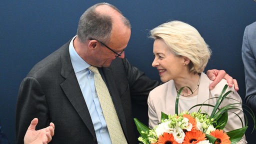 Friedrich Merz, Vorsitzender der CDU, und Ursula von der Leyen, Spitzenkandidatin der CDU für die Europawahl 2024 sowie Präsidentin der Europäischen Kommission, sprechen vor der Bundesvorstandssitzung der CDU im Konrad-Adenauer-Haus miteinander.