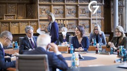 Vertreter der G7 sitzen am Tisch im Friedenssaal des Rathaus Münster