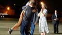 Der Reporter Evan Gershkovich umarmt seine Mutter während die Schwester des freigelassenen Gefangenen Paul Whelan freudig zuschaut