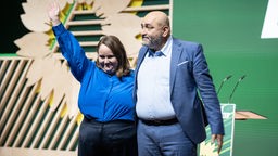 Ricarda Lang und Omid Nouripour auf der Bühne beim Parteitag der Grünen am 24.11.23