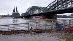 Blick über den Rhein uns die überschwemmte Uferpromenade