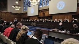 Richter und Parteien sitzen während einer Anhörung vor dem Internationalen Gerichtshof in Den Haag.