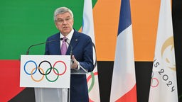 IOC-Präsident Thomas Bach bei der offiziellen Einladungs-Zeremonie ein Jahr vor den Olympischen Spielen 2024 in Paris.