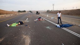 Leichen auf der Road 34 in Israel nach den Terrorangriffen der Hamas. 