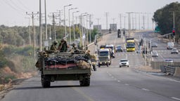 Israelische Soldaten im Fahrzeug auf der Straße zum Gazastreifen