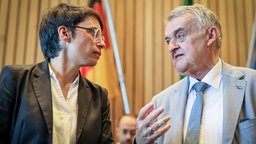 Herbert Reul (CDU, r) Innenminister des Landes NRW, und Josefine Paul (Grüne), Ministerin für Kinder, Jugend, Familie, Flucht und Integration in NRW, im Gespräch.