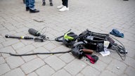 Die Ausrüstung eines Kamerateams liegt auf dem Boden