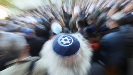 Mann mit Kippa nimmt 2018 an der Solidaritätskundgebung "Berlin trägt Kippa" der Jüdischen Gemeinde zu Berlin teil