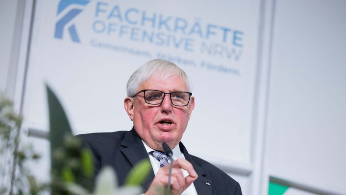NRW-Arbeitsminister Karl-Josef Laumann (CDU) spricht bei der Auftaktveranstaltung der Landesregierung zur Fachkräfteoffensive.