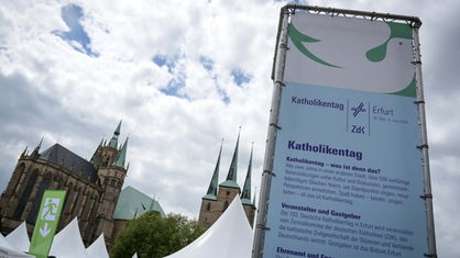 Eine große Informationssäule anlässlich des Katholikentags steht auf dem Domplatz in Erfurt. 