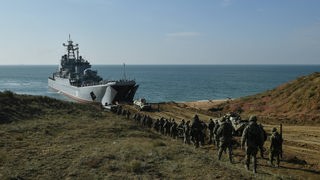 Russische Soldaten gehen in der Krim an Land, als Teil einer Militärübung