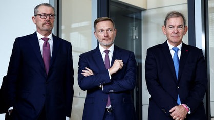 Finanzminister Lindner (FDP) steht beim Wirtschaftsgipfel der FDP-Fraktion zwischen Arbeitgeberpräsident Rainer Dulger und Reinhold von Eben-Worlee