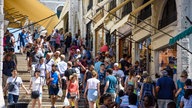 Touristenströme auf der Rialtobrücke in Venedig