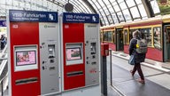 Fahrkartenautomaten des VBB in einem Bahnhof in Berlin