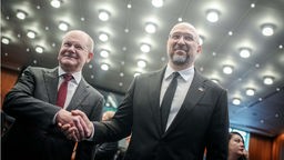 Bundeskanzler Olaf Scholz (SPD) und Denys Schmyhal, Premierminister der Ukraine, geben sich die Hand. 