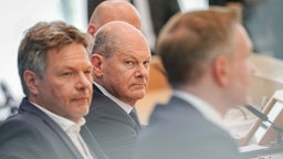 undeskanzler Olaf Scholz (SPD, M), Robert Habeck (l, Bündnis 90/Die Grünen), Bundesminister für Wirtschaft und Klimaschutz, und Christian Lindner (FDP), Bundesminister der Finanzen, nehmen an einer Pressekonferenz zum Haushaltsplan 2025 teil. 