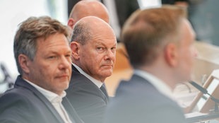 undeskanzler Olaf Scholz (SPD, M), Robert Habeck (l, Bündnis 90/Die Grünen), Bundesminister für Wirtschaft und Klimaschutz, und Christian Lindner (FDP), Bundesminister der Finanzen, nehmen an einer Pressekonferenz zum Haushaltsplan 2025 teil. 