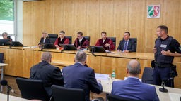 OVG Münster: Blick auf die Richterbank nach dem Einzug des Gerichts. 