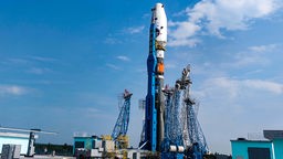 Trägerrakete vom Typ Sojus-2.1b mit der Raumsonde Luna-25 an Bord steht am Startplatz auf dem neuen Weltraumbahnhof Wostotschny