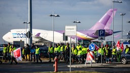  Beschäftigte der Mitteldeutschen Flughafen AG streiken am Leipziger Flughafen.
