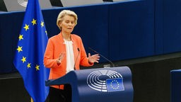 Ursula von der Leyen steht am Rednerpult der EU-Plenarversammlung