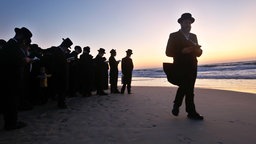 Ultraorthodoxe Juden führen das Taschlich-Ritual am Strand beim Mittelmeer kurz vor dem Versöhnungstag Jom Kippur durch.