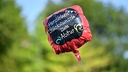 Symbolbild: Luftballon mit der Aufschrift: "Herzlichen Glückwunsch zum Abitur".