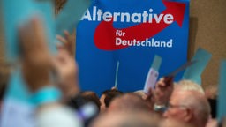 Plakat mit dem Schriftzug "Alternative für Deutschland"/ Archivbild Landesparteitag AfD, 27.08.2022