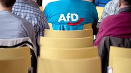 Ein Mann mit dem AfD-Logo auf dem T-Shirt. Archivbild: 05.05.2023