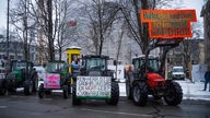 Traktoren mit Bannern "Rettet die Bauern",  "Kein Herr ist so groß im Land, dass er nicht lebt von Bauerhand" und "Butter, Brot und Bier fehlen auch bald Dir" (08.0.2024).
