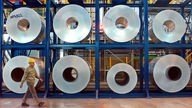 Archivbild: Ein Mann geht im Aluminiumwerk Nachterstedt der Alcan Deutschland GmbH an einem Regal mit Rollen aus Aluminiumblech vorbei (2003)
