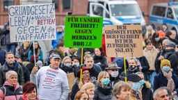 "Für unsere Freiheit! Gegen Merkels DDR 2.0"-Banner auf einer Demonstration gegen die Gesundheitspolitik der Bundesregierung und die Massnahmen zur Begrenzung der Ausbreitung der Coronavirus (18.10.2020).
