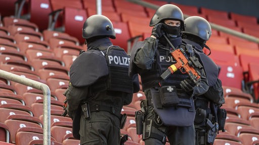 Drei Polizisten stehen auf der Tribüne bei einer Anti-Terror-Übung im Vorfeld der Fußball-EM 2024. Archivbild: 14.05.2024