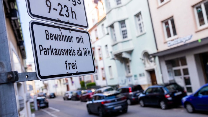 Ein Schild mit der Aufschrift "Bewohner mit Parkausweis frei" kennzeichnet eine Zone mit Anwohnerparkberechtigungen in der Innenstadt. 