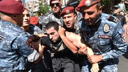 Polizisten halten einen Demonstranten während eines Protests gegen Premierminister Paschinjan fest