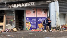 Zerstörtes Geschäft nach Ausschreitungen im Anschluss an eine Anti-Einwanderungsdemonstration (Belfast, 06.08.2024).