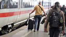 Bahnreisende mit Gepäck am Bahnsteig vor ICE (Archivbild/Symbolbild)