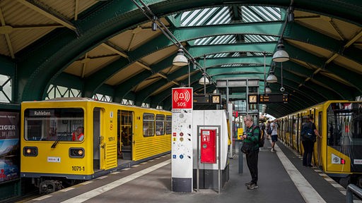 Symbolbild: Fahrkartenautomat auf einem Bahnsteig einer U-Bahn in Berlin
