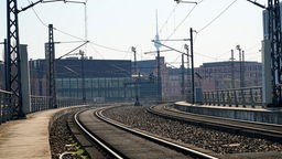 Symbolfoto: Leere Gleise vor dem Berliner Hauptbahnhof.