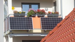 Symbolbild: Ein Balkon mit Solarpanelen